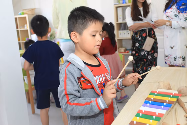 Được biết, bé Cà Phê đã đi theo Thanh Thúy trong chuỗi ngày cô công tác ở Pháp và giờ là CH Czech.