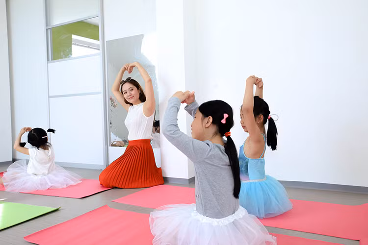 Tại ngôi trường Talent, Thanh Thúy cũng đã chỉ dẫn các em nhỏ một số động tác múa cơ bản.