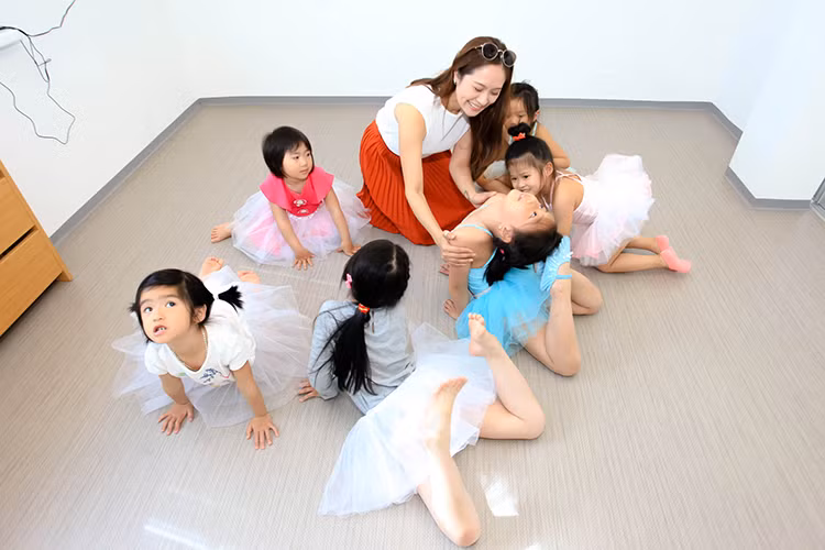 Thanh Thúy cùng đoàn nghệ sĩ Việt Nam sẽ tham gia một số hoạt động trong cộng đồng người Việt tại Czech trước khi về Việt Nam.