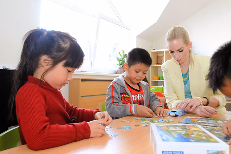 Con trai Thanh Thúy tỏ ra rất ngoan ngoãn chơi đùa cùng các bạn trong chuyến đi.