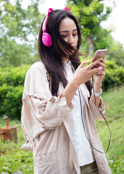 Mai Phương Thúy thu hút với vẻ ngoài trẻ trung, có phần nhí nhảnh trong trang phục street style năng động.