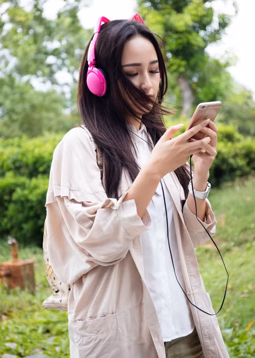 Mai Phương Thúy thu hút với vẻ ngoài trẻ trung, có phần nhí nhảnh trong trang phục street style năng động.