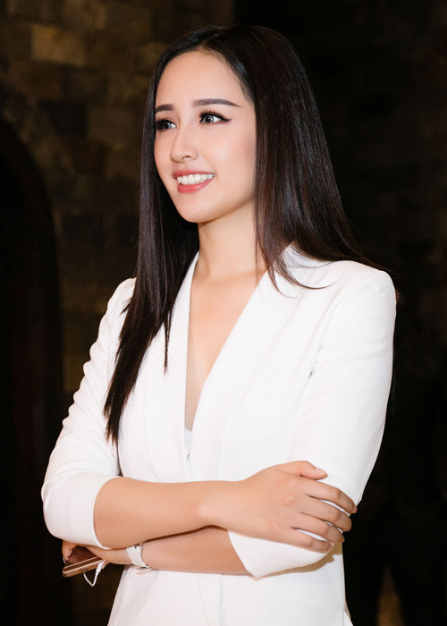 Người đẹp sinh năm 1988 sang trọng trong chiếc đầm vest màu trắng của NTK Andrian Anh Tuấn.