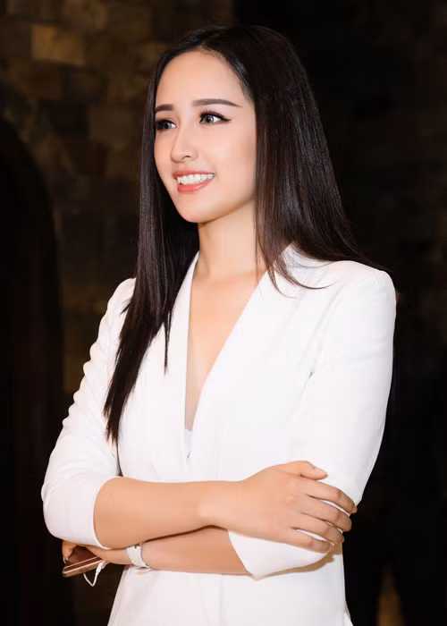 Người đẹp sinh năm 1988 sang trọng trong chiếc đầm vest màu trắng của NTK Andrian Anh Tuấn.