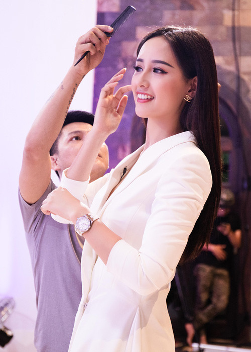 Người đẹp được nhân viên trang điểm chăm sóc kỹ lưỡng ở hậu trường ghi hình.