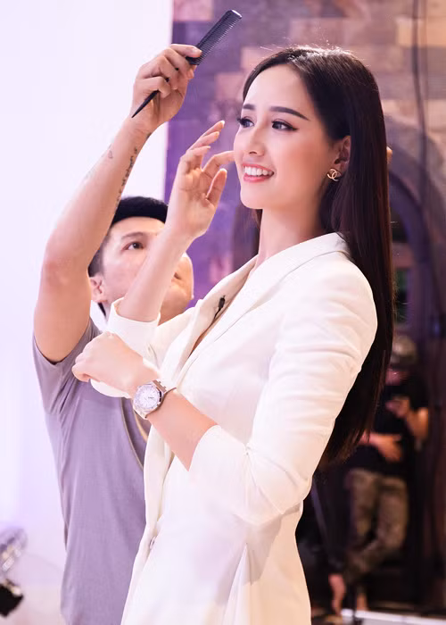 Người đẹp được nhân viên trang điểm chăm sóc kỹ lưỡng ở hậu trường ghi hình.