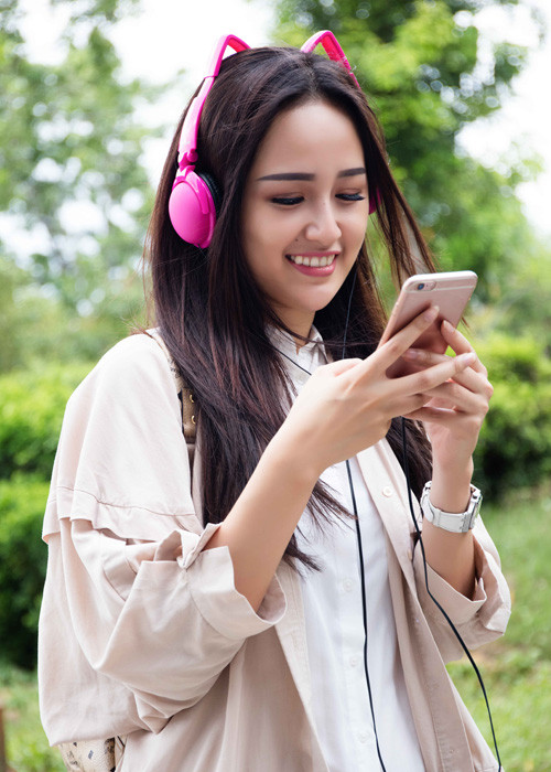 Người đẹp sinh năm 1988 nở nụ cười rạng rỡ khi có mặt tại trường quay.