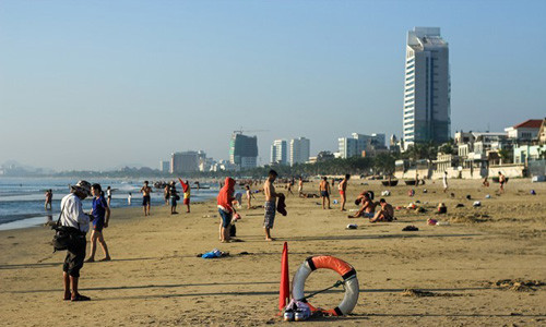 Xả rác tại các bãi biển Đà Nẵng sẽ bị phạt 500.00 đồng . Ảnh: Đoàn Nguyên.