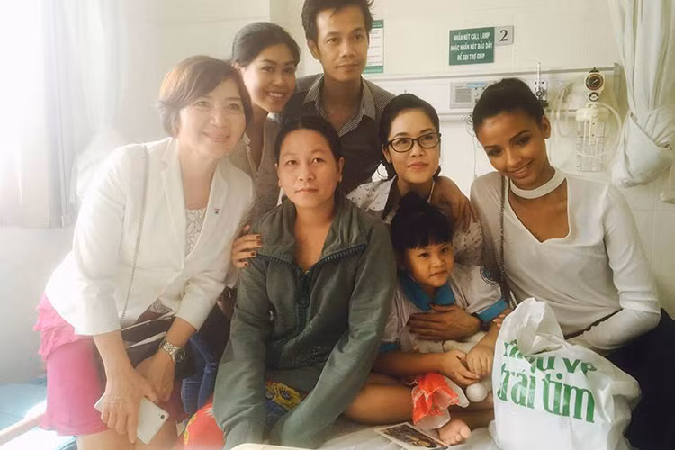 Thu Phuong cung Hoa hau Phap 2014 den tham benh nhan nhi-Hinh-4