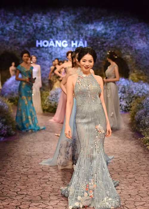 Thu Phuong cung Hoa hau Phap 2014 den tham benh nhan nhi-Hinh-7