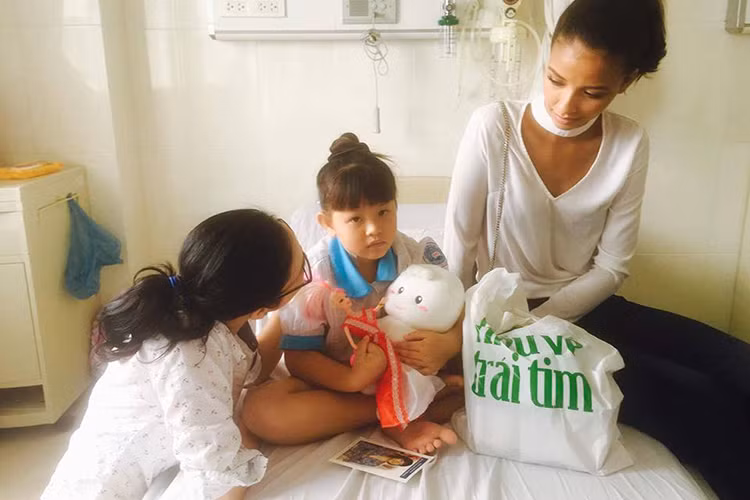 Thu Phuong cung Hoa hau Phap 2014 den tham benh nhan nhi-Hinh-2