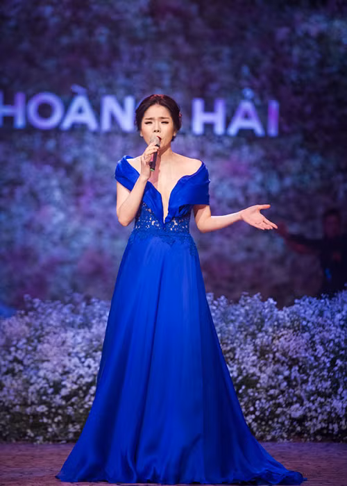 Thu Phuong cung Hoa hau Phap 2014 den tham benh nhan nhi-Hinh-6