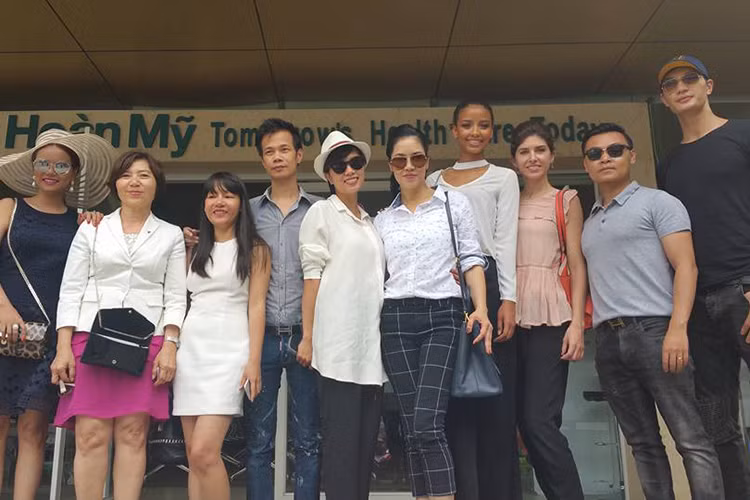 Thu Phuong cung Hoa hau Phap 2014 den tham benh nhan nhi