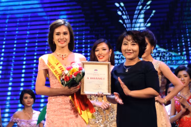 Ngoài danh hiệu Á hoàng 2 cuộc thi Nữ hoàng trang sức Việt Nam 2015, Huyền Trang từng lọt vào top 5 và được trao giải phụ “Người đẹp phong cách” tại cuộc thi Người đẹp Hạ Long 2016. (Ảnh: Đại đoàn kết) 