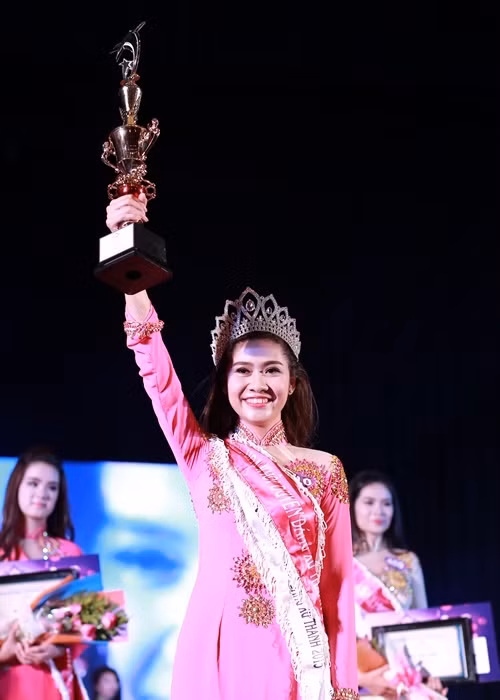 Nguyễn Phương Thảo từng đăng quang cuộc thi Hoa khôi Duyên dáng xứ Thanh 2015 và giành giải phụ "Người đẹp ứng xử tốt nhất" nhờ phần thi thông minh và lưu loát. (Ảnh: Người đưa tin) 