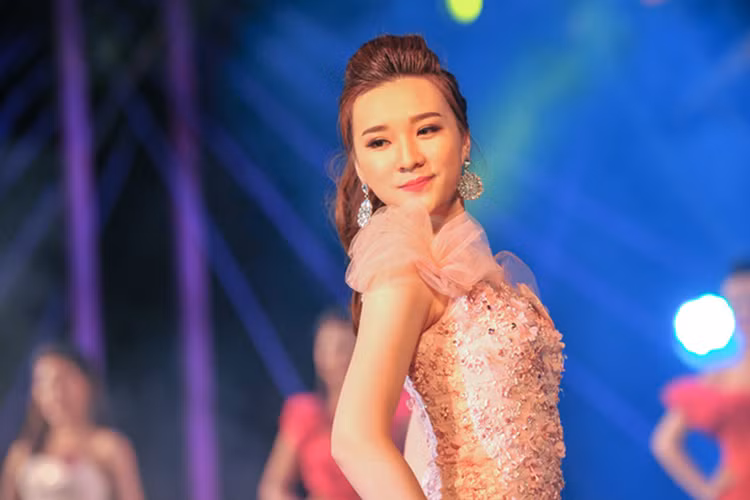 Nguyễn Thị Quỳnh Nga đăng quang Missteen Hạ Long 2012 và giành giải phụ Thí sinh trả lời ứng xử xuất sắc nhất. Quỳnh Nga cũng từng lọt vào Top 10 Người đẹp Hạ Long 2014. (Ảnh: VTV) 