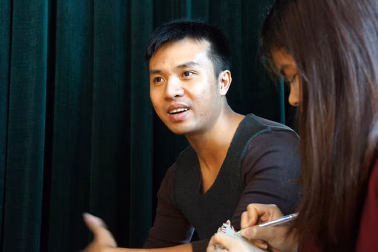 Hán Quang Tú hiện giảng dạy tại trường Đại học Sân khấu Điện ảnh sau khi tốt nghiệp khoa Sân khấu với thành tích xuất sắc. Ngoài việc dạy học, anh vẫn tranh thủ đi đóng phim. (Ảnh: Zing) 