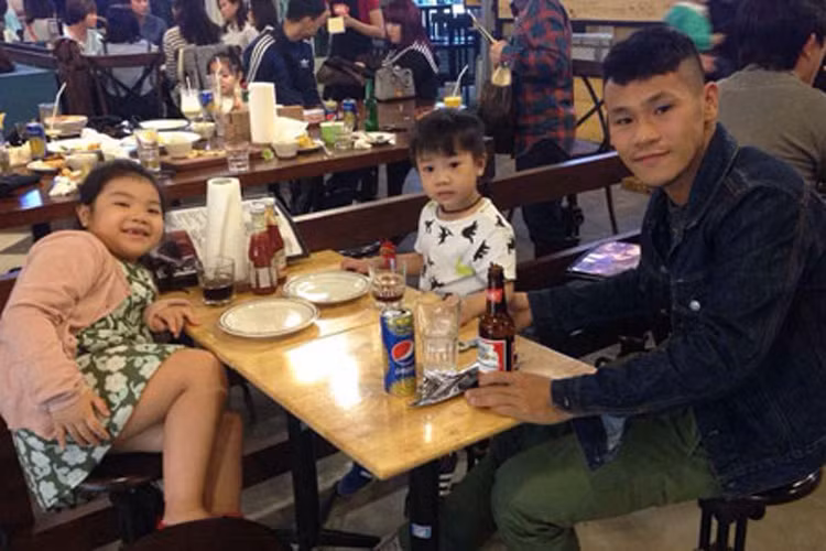 Chàng Sáng “béo” của “Đội đặc nhiệm nhà C21” đã kết hôn được 6 năm. Anh hiện là ông bố của 2 nhóc tì đáng yêu gồm: 1 trai, 1 gái. (Ảnh: Bóng đá phủi) 