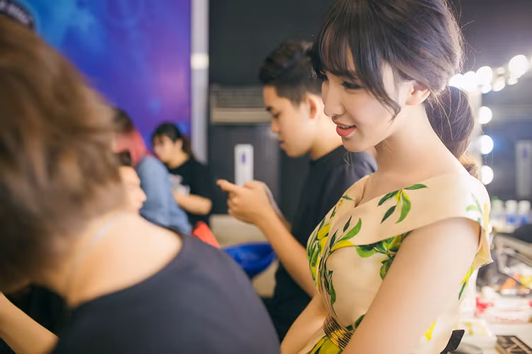 Ở hậu trường, MC Thảo My luôn theo dõi sát sao Thiên Tùng trước khi cậu nhóc lên sân khấu trình diễn.