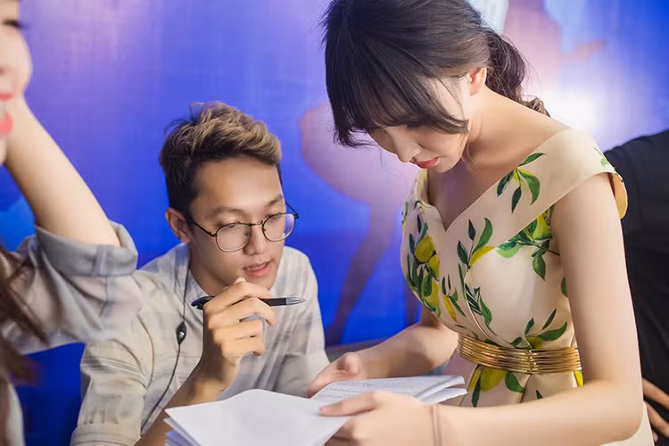 Top 5 Vietnam Idol 2012 cũng trang thủ ôn lại kịch bản của chương trình để có phần dẫn dắt lưu loát.