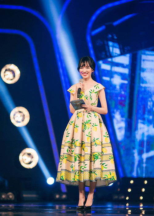 Trong liveshow 2 Vietnam Idol Kids 2016, Thảo My chọn bộ đầm trễ vai và trang điểm nhẹ nhàng.