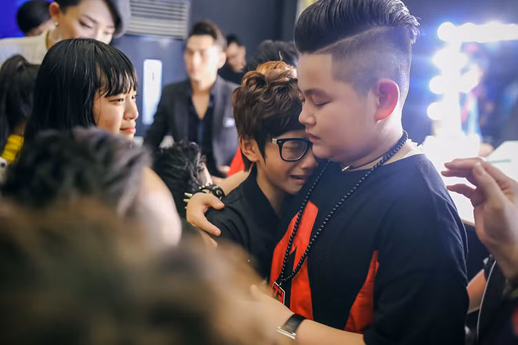 Kết thúc đêm thi, Thiên Tùng đã bật khóc khi phải chia tay Thiên Phúc và Bảo Khương (trong ảnh).