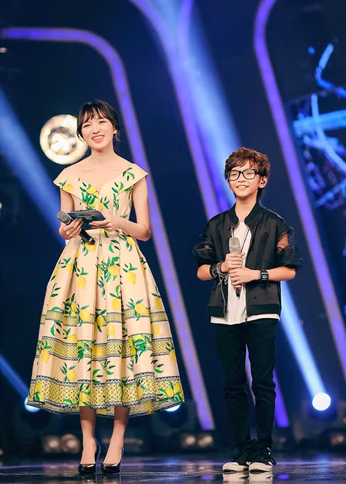 Thiên Tùng được ban giám khảo Vietnam Idol Kids đánh giá và cho điểm cao nhưng lượt bình chọn của khán giả dành cho cậu nhóc lại thấp hơn mong đợi.