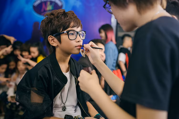 Vừa qua, trong liveshow 2 Vietnam Idol Kids 2016, Thiên Tùng đã tranh tài với 6 thí sinh nam khác.