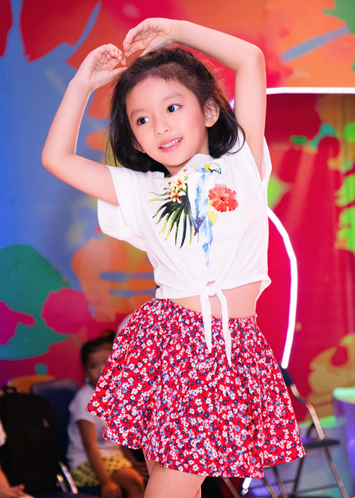 Bé Chiko tự tin tạo dáng trong trang phục cá tính, sành điệu do mẹ chuẩn bị.