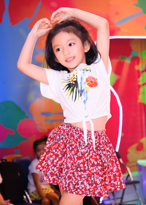 Bé Chiko tự tin tạo dáng trong trang phục cá tính, sành điệu do mẹ chuẩn bị.