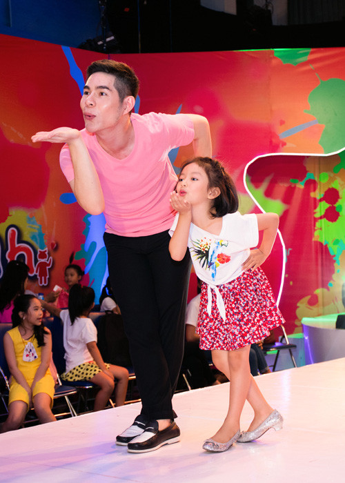 Con gái Ngọc Diễm tỏ ra khá dạn dĩ trước đám đông và ống kính máy ảnh.