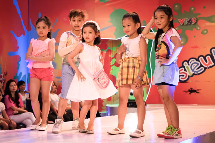 Bé Chiko tạo dáng, đi catwalk rất chuyên nghiệp bên các thí sinh khác trong Siêu mẫu nhí.