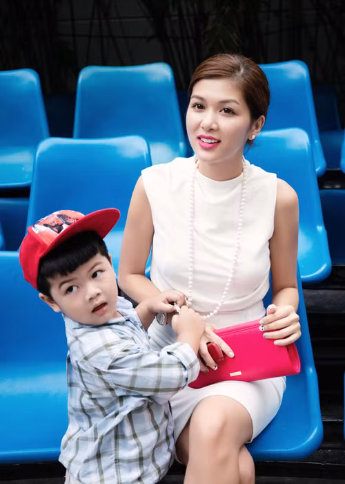 Dù bận rộn với công việc kinh doanh nhưng top 10 cuộc thi Hoa hậu Việt Nam 2010 vẫn sắp xếp thời gian đưa con trai đi thi.