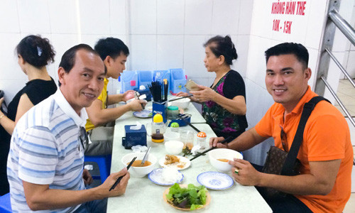 Nguoi phuc vu bun cho Obama va cau chuyen roi chiec nem