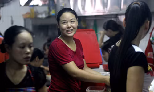 Nguoi phuc vu bun cho Obama va cau chuyen roi chiec nem-Hinh-2