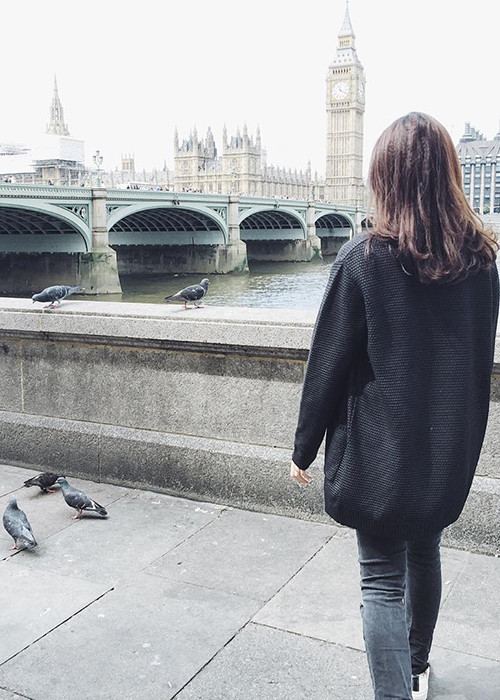 Trên trang cá nhân, cô thường xuyên cập nhật hình ảnh của mình ở Anh quốc để chia sẻ với người hâm mộ.