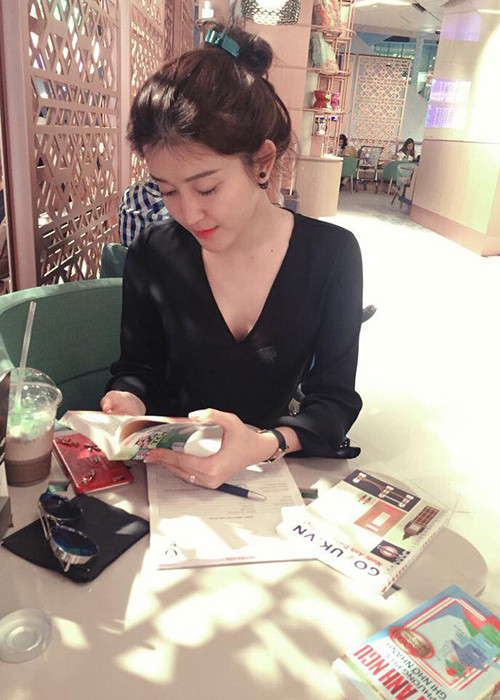 Trong vai trò một du học sinh tại Anh, Á hậu 1 cuộc thi Hoa hậu Việt Nam 2014 ăn diện khá giản dị. Trong ảnh, Huyền My say sưa đọc những cuốn sách.