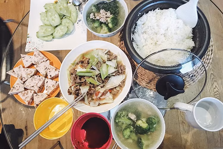 Bữa cơm tối đầu tiên của Huyền My khi đến Anh quốc học tập. Do không hợp đồ ăn Tây nên Huyền My đã mang theo nhiều món Việt.