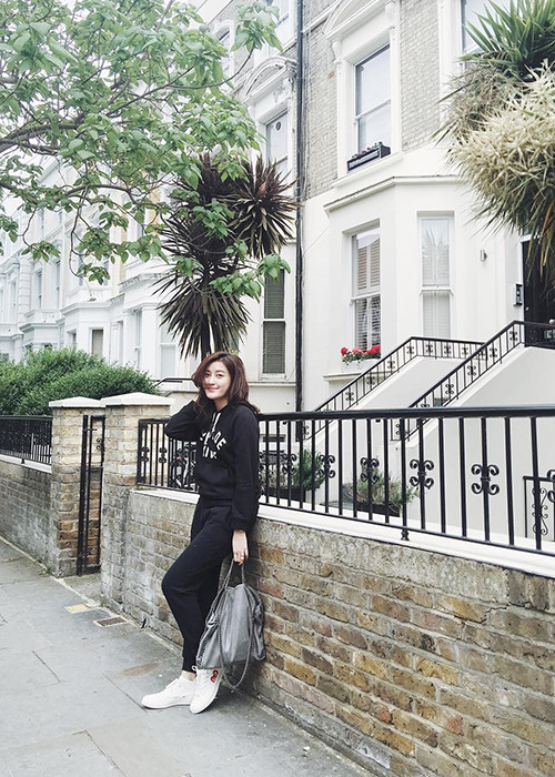 Hình ảnh Huyền My đang trên đường đi chợ. Trước đó, người đẹp chia sẻ cô rất háo hức được trải nghiệm cuộc sống của một du học sinh thực thụ.