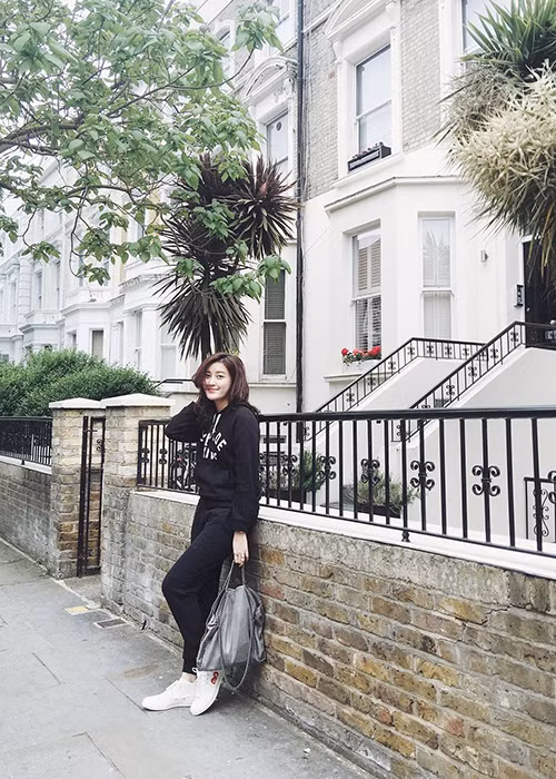 Hình ảnh Huyền My đang trên đường đi chợ. Trước đó, người đẹp chia sẻ cô rất háo hức được trải nghiệm cuộc sống của một du học sinh thực thụ.