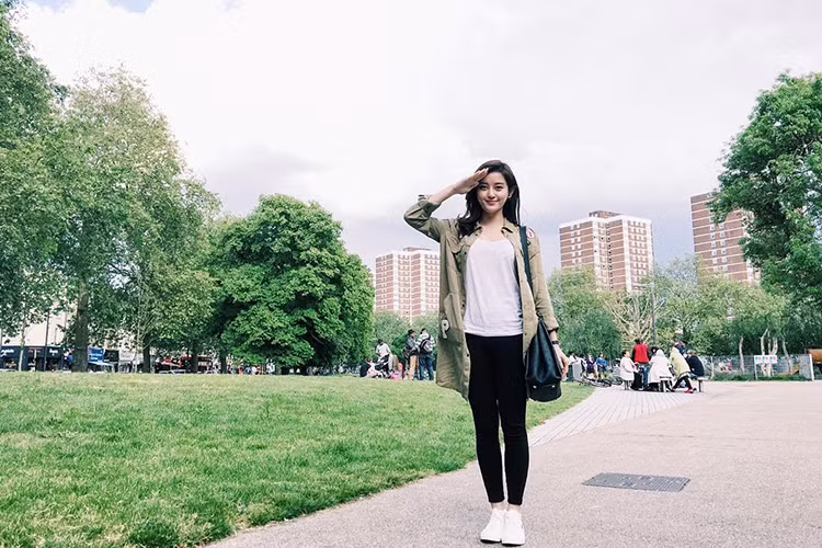 Ở Anh quốc, người đẹp sinh năm 1995 vẫn theo dõi các sự kiện nóng hổi trong nước. Trên trang cá nhân, Huyền My đăng tải hình ảnh giờ tay chào cùng dòng chú thích: "Cháu ở London chào bác Obama ở Việt Nam ạ", khi Tổng thống Mỹ có chuyến thăm Việt Nam trong thời gian vừa qua.