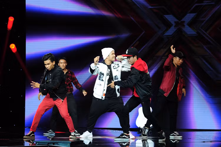 Thí sinh Vũ Nhật Tuấn nhận được cổ vũ của đông đảo người hâm mộ có mặt ở trường quay với ca khúc Hàn Quốc "Tonight" của nhóm Big Bang. 