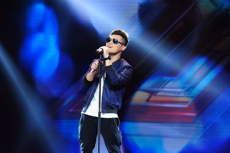 Một trong những giọng ca gây ấn tượng đêm thi còn có Lê Hoàng Phong. Anh thể hiện ca khúc “Mơ” qua bản phối mới lạ. 