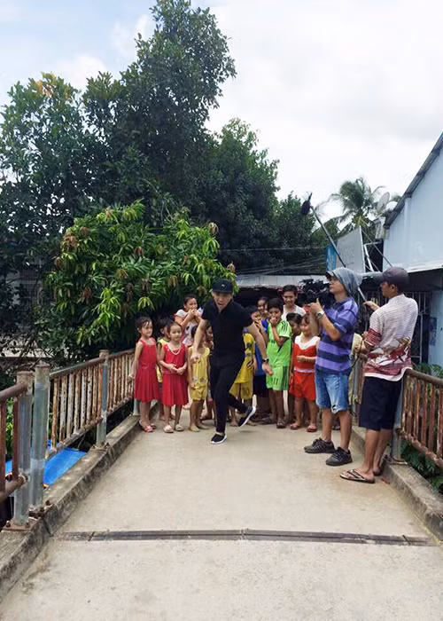 Anh ve mien Tay gay sot cua MC Tran Thanh va me-Hinh-7