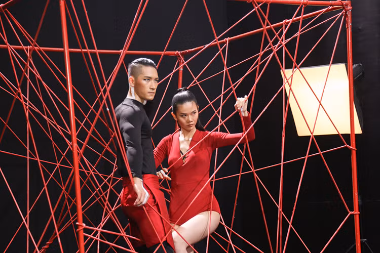 Việc bị “nhốt” trong chính đạo cụ cùng với bạn diễn sẽ giúp ban giám khảo biết được quyết tâm theo đuổi con đường sự nghiệp khi “phá bỏ” những rào cản trước mắt của từng thí sinh. 