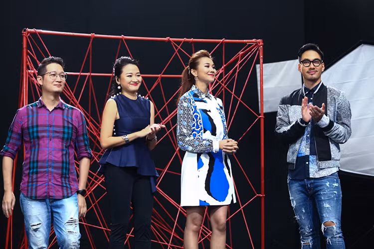 Dàn ban giám khảo ở phần thi chụp ảnh gồm: NTK Lý Quý Khánh, siêu mẫu Thanh Hằng, giám đốc sáng tạo Hà Đỗ và nhiếp ảnh gia Samuel Hoàng (từ phải sang trái). 