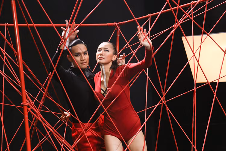 Trong phần thi chụp ảnh, 26 thí sinh đối mặt với việc bị “nhốt” trong khung sắt chằng chịt dây thừng. 