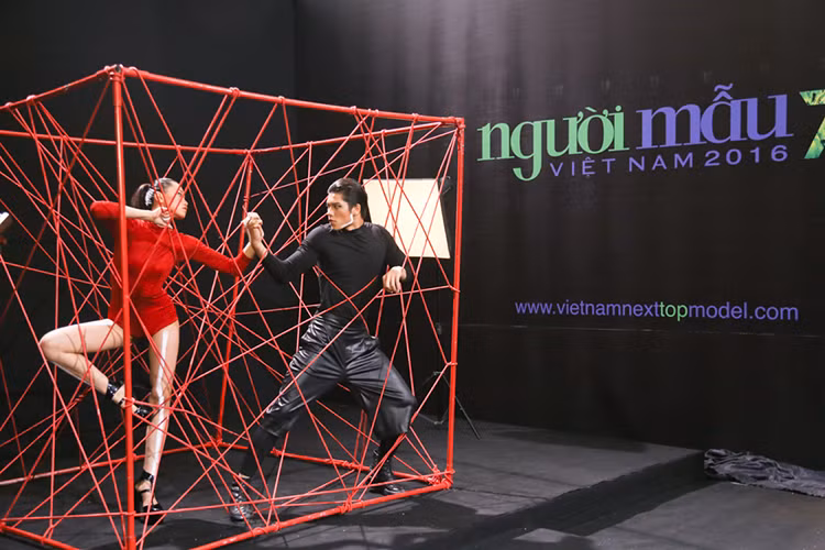 Các ứng viên phải thể hiện khả năng điều khiển thể hình, cách kết hợp với bạn diễn cũng như đạo cụ là chiếc lồng bằng dây thừng. 