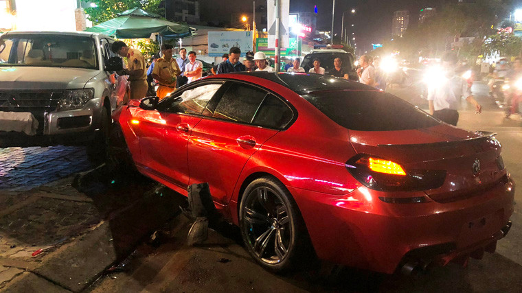 Điều may mắn khác nữa là thời điểm chiếc BMW M6 mất lái gây tai nạn, nhiều phương tiện qua lại kịp né tránh nên không gây thương tích cho bất kỳ ai.