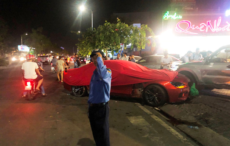 Theo thông tin ban đầu, khoảng gần 17h chiều cùng ngày, chiếc siêu xe nói trên (sau tai nạn bị che kín biển số) do một nam thiếu niên khoảng hơn 20 tuổi điều khiển lưu thông trên đường Trần Não (hướng từ nút gia Lương Định Của – Trần Não về xa lộ Hà Nội). 